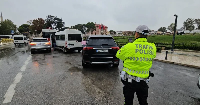 Yola dökülen yağ kazaya neden oldu: 4 araç birbirine girdi