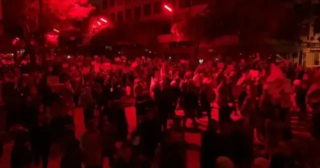 Konya da Gazze için Kılıçarslan Meydanı’ndan Mevlana Meydanı’na kadar uzanan yürüyüşte şehir kırmızıya büründü VİDEO İZLE