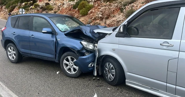 Kaş ta 2 otomobilin çarpışması sonucu 2 kişi yaralandı Antalya Haberleri