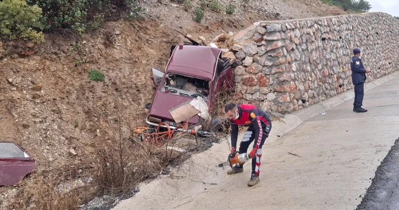 Otomobil istinat duvarına çarptı; 1 ölü, 1 yaralı