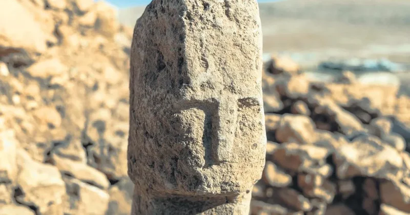 İnsan yüzlü dikilitaş bulundu