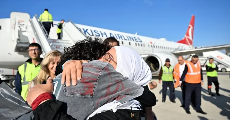 SON DAKİKA 15 Türk aktivisti taşıyan uçak İstanbul a ulaştı
