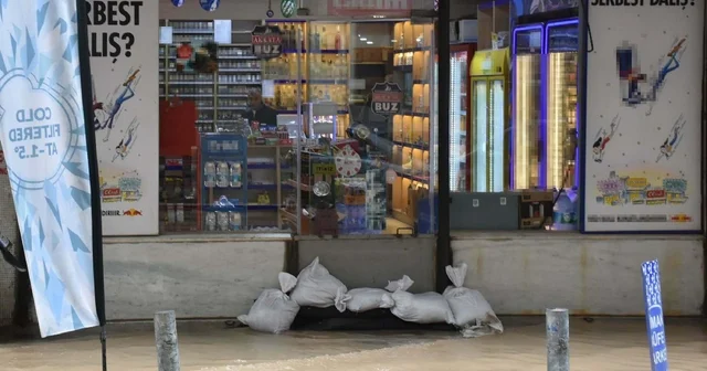 İzmir de sağanak etkili oluyor; en çok yağışı Dikili aldı (2) İzmir Haberleri