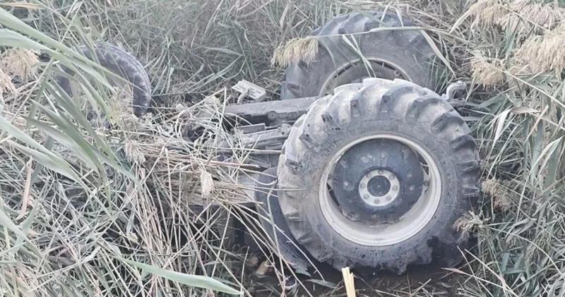 Mersin de devrilen traktörün altında kalan sürücü öldü