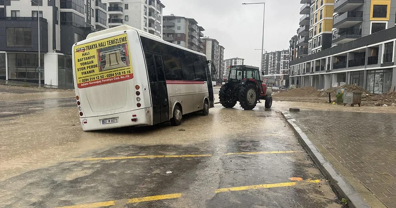 Edirne de yağış nedeniyle yol çöktü, minibüs çukura düştü