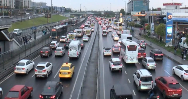 İstanbul da trafik kilitlendi: Yoğunluk yüzde 74! Sözcü Gazetesi