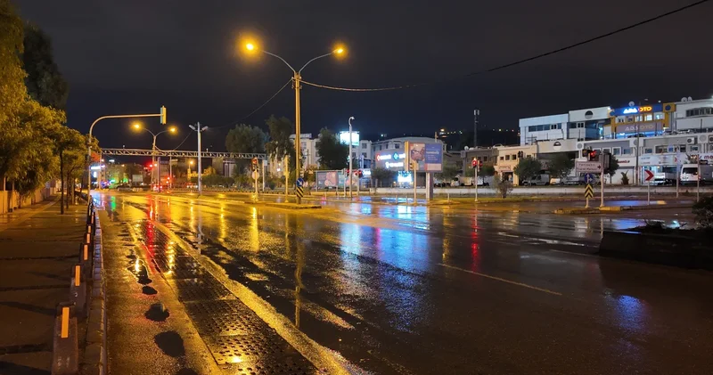İzmir de etkili sağanak yağış