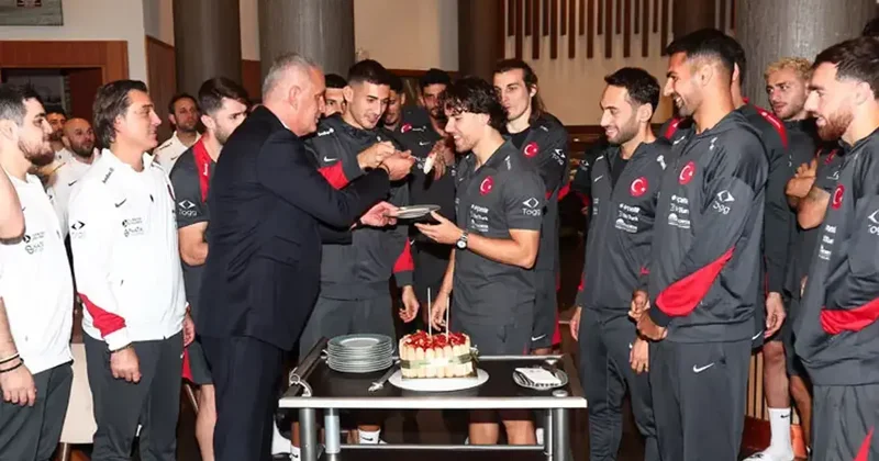 A Milli Takım kapında Ferdi Kadıoğlu nun doğum günü kutlandı, pastayı Hacıosmanoğlu yedirdi Fanatik Gazetesi Futbol Haberleri Spor