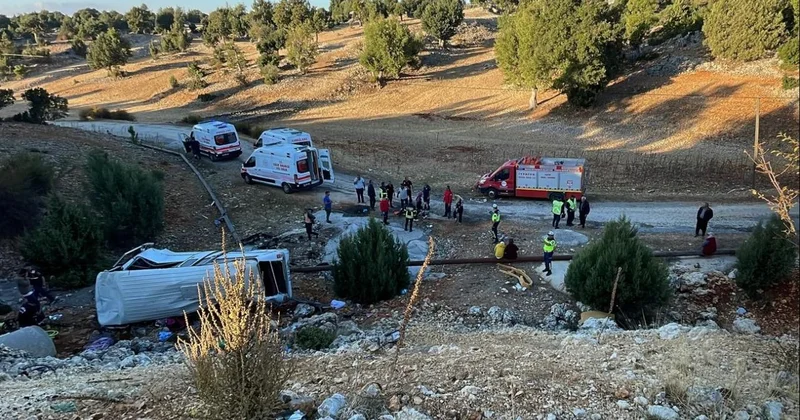 Mersin de işçi servisi şarampole devrildi: Ölü ve yaralılar var