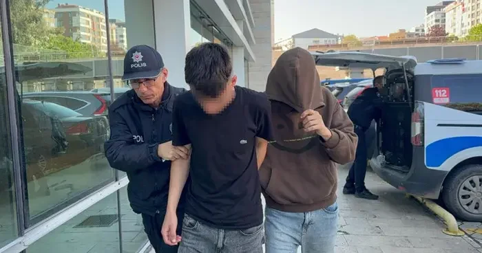 Mağazalardan giyim eşyası çalan 2 kişi yakalandı