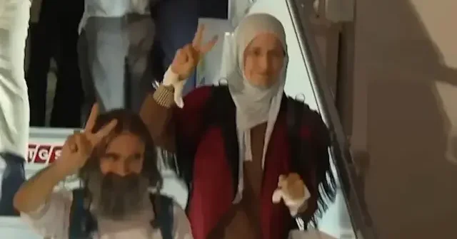 Küresel Sumud Filosu’na düzenlenen saldırıda alıkonulan Türk aktivistlerden 15’i daha İstanbul Havalimanı nda karşılandı VİDEO İZLE