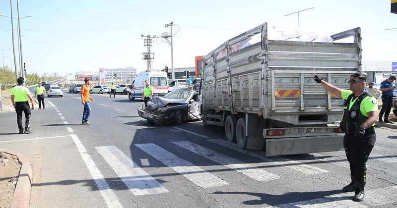 Diyarbakır da 6 araç birbirine girdi, 12 kişi yaralandı