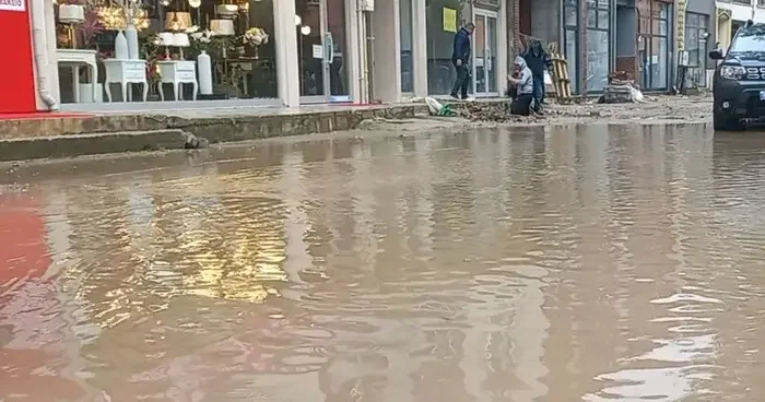 Edirne de etkili sağanak yağış nedeniyle yaşam olumsuz etkilendi