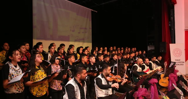 Tokat ta ortaokul öğrencileri Türkçe dahil 9 dilde 9 şarkı söyledi Tokat Haberleri