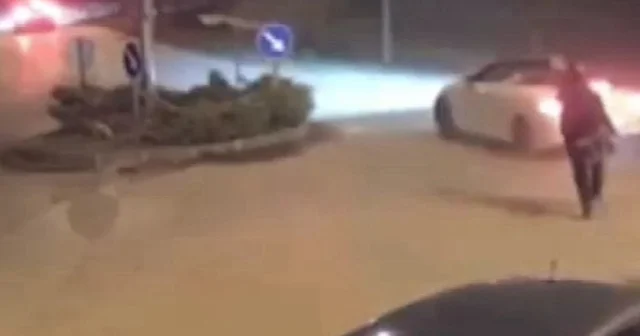 Drift atan sürücülere esnaftan ilginç tepki: Araçlara tabure fırlattı VİDEO İZLE