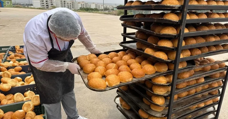 Liseli öğrenciler, yatılı okullar için günlük 16 bin ekmek üretiyor