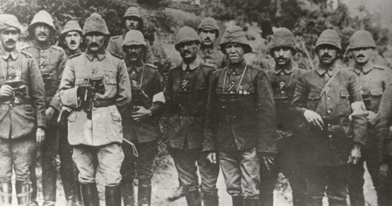 Atatürk e Çanakkale de sunulan rapor: Siperler içerisinde ölmediğime teessüf ediyorum kumandanım
