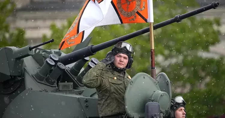 İngilizlerden şok iddia: Ruslar askeri geçit için bile tank bulamıyor...