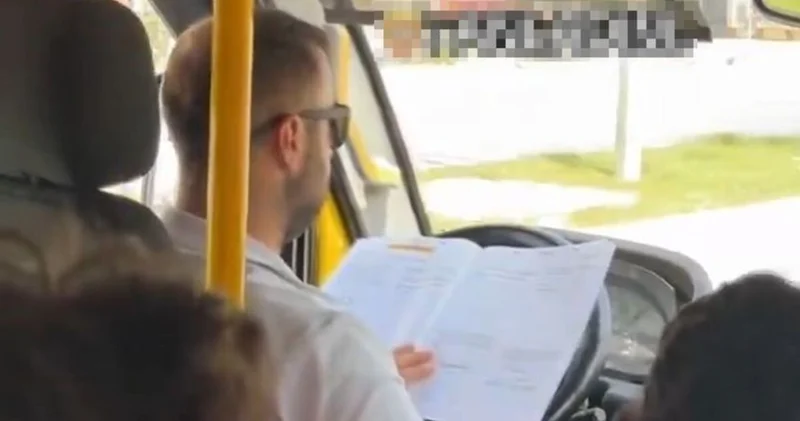 Minibüs şoförü, direksiyonda kitap okurken görüntülendi