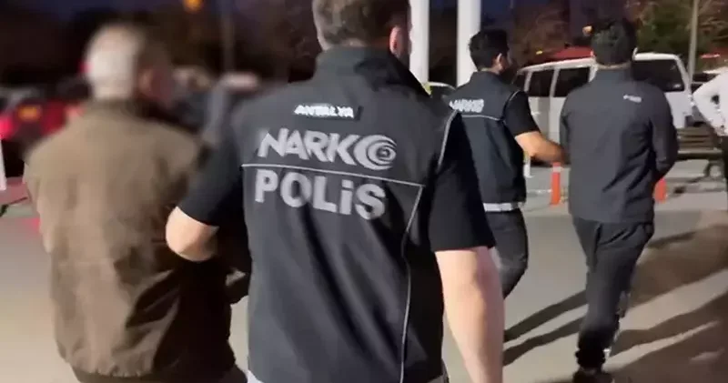 Havalimanında yakalanan 2 şüphelinin, 35 kapsül eroin yuttuğu belirlendi