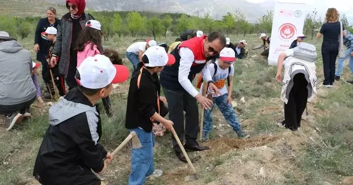 Öğrenciler fidanları toprakla buluşturdu