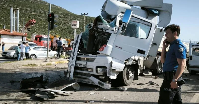 Korkutan kaza! Tır, otobüs ve otomobile çarptı: Çok sayıda kişi yaralandı