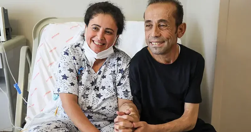 Doktorları, 2 şer kez böbrek nakli olan çifti mucize diye tanımladı