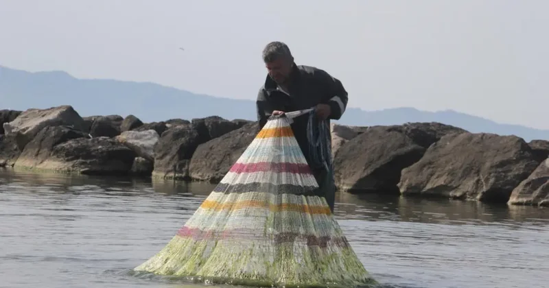 Dedesinden öğrendi! Günde 50 kilo balık yakalıyor