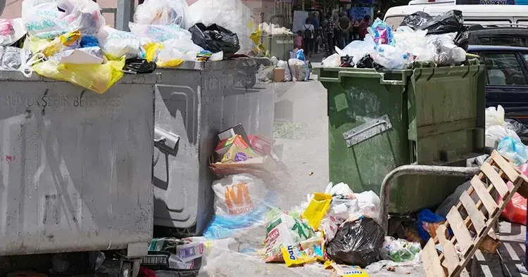 Belediye işçileri greve gitti, tüm kentte çöp yığınları oluştu
