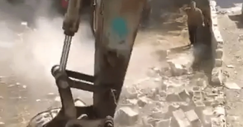 Yıkım gerginliği: Şanlıurfa da mevsimlik işçilerin evi yıkıldı