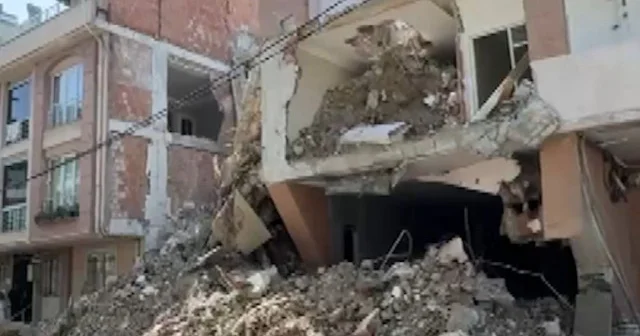 Bayram nedeniyle yıkımı ertelenen 6 katlı bina çöktü: Çevresindeki yapılar tahliye edildi VİDEO İZLE