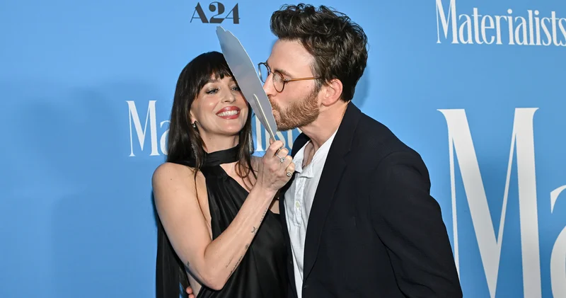 Dakota Johnson ve Chris Evans galada: Chris Evans, Pedro Pascal ın fotoğrafını öptü magazin haberleri