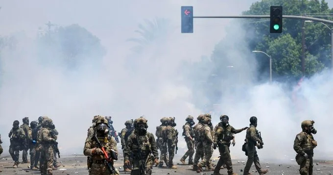 Göçmenlere yönelik uygulamalar ABD de protesto ediliyor. Ulusal muhafızlar Los Angeles ta Agos