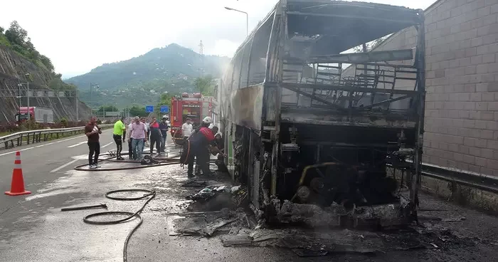 Ordu dan İstanbul a gidiyorlardı! Korkutan anlar: Yolun ortasında alev aldı