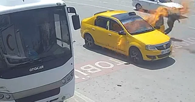 Elazığ da facianın eşiğinden dönüldü: Alev topuna dönen taksiden yanmaktan saniyelerle kurtuldu VİDEO İZLE