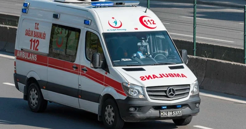 Ambulans şarampole devrildi