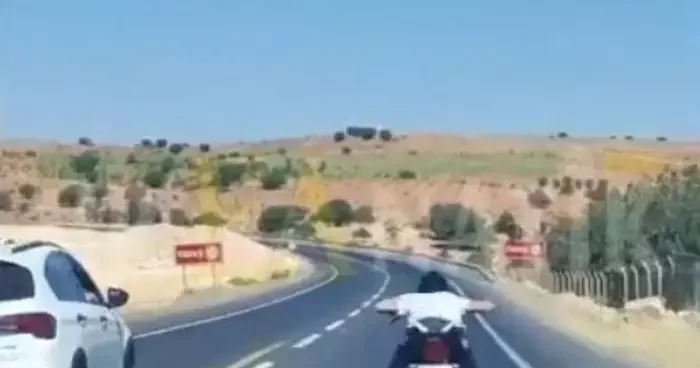 Şanlıurfa da motosikletin üzerinde uzanarak süren sürücüye ceza