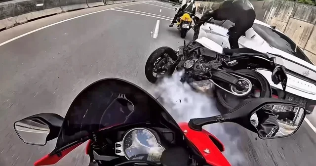 3 motosiklet ve otomobilin karıştığı kaza kask kamerasında Kocaeli Haberleri