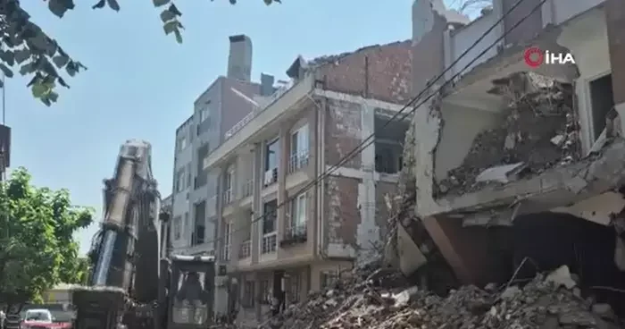 Avcılar da kısmi çöken binanın yıkımı sırasında bitişik apartmanın da duvarı yıkıldı