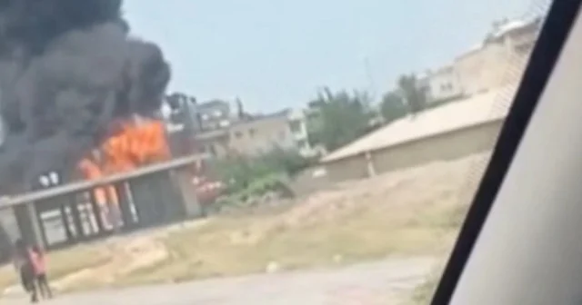 Batman’da şantiyede yangın paniği: Plastik borular alev aldı VİDEO İZLE