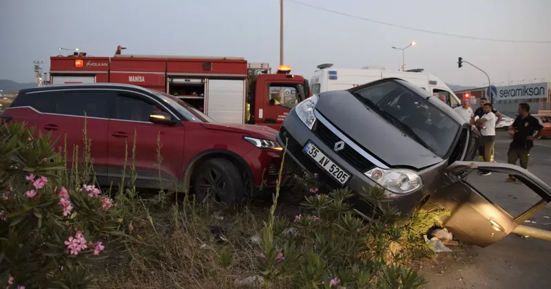İki otomobil çarpıştı! 5 yaralının olduğu kazada bir sürücü kaçtı