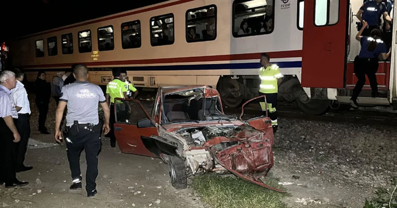 Yolcu treni, sürücüsünün raylara bırakıp kaçtığı otomobile çarptı Güncel haberler