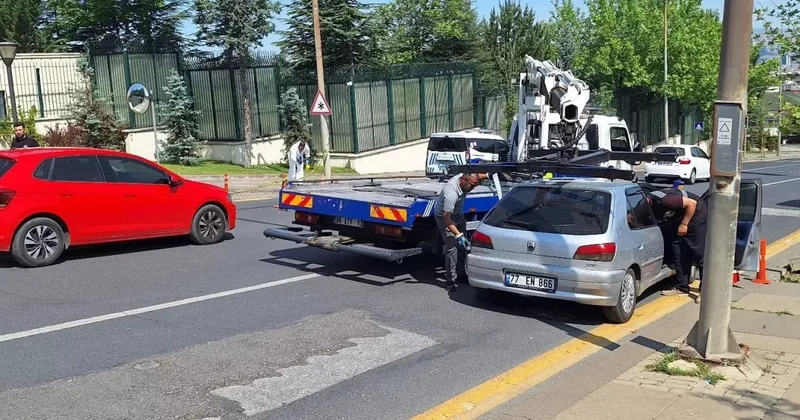 Bakanlık önünde hareketli dakikalar! Korumalar, havaya ateş açan emekli polisi bacağından vurdu