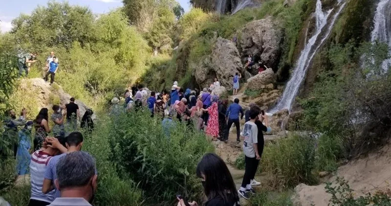 Girlevik Şelalesi’ne bayramda ziyaretçi akını