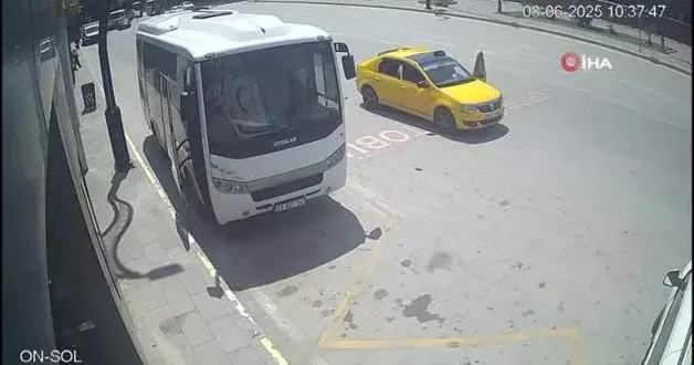 Elazığ da yolcu bekleyen ticari taksi alev aldı!