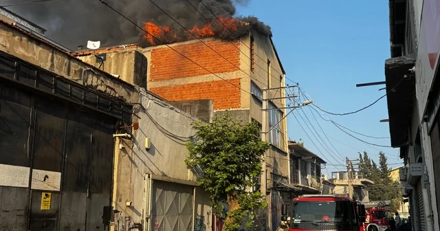 İzmir de metruk binanın bahçesinde başlayan yangın ev ve iş yerlerine sıçradı İzmir Haberleri