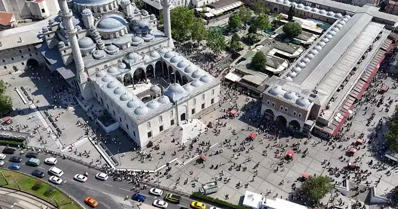 Eminönü ve Galata Köprüsü ndeki bayram hareketliliği havadan görüntülendi