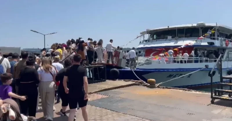 Beşiktaş İskelesi’nde Adalar a gitmek isteyenler yoğunluk oluşturdu Sözcü Gazetesi