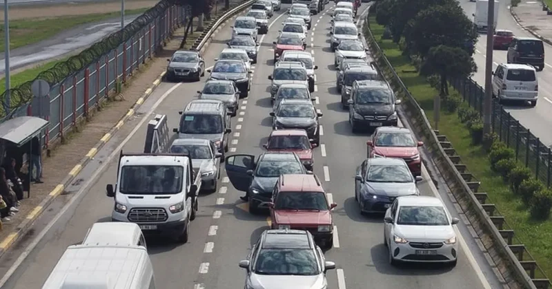 İstanbul’a dönüş çilesi başladı: Tekirdağ güzergâhında kilometrelerce araç kuyruğu