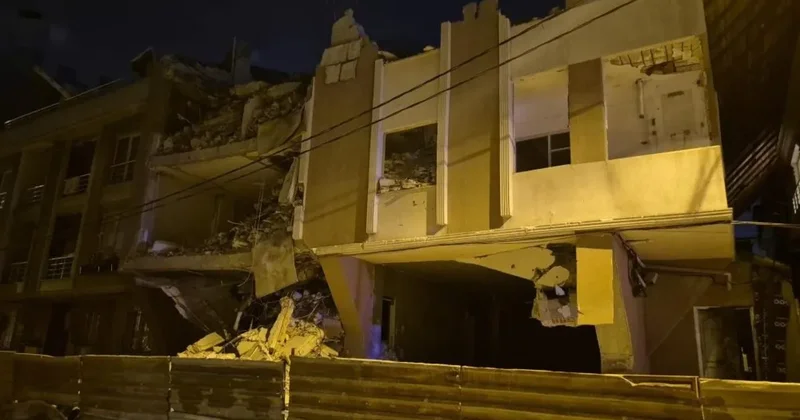 Avcılar da yıkımına başlanan 6 katlı bina çöktü